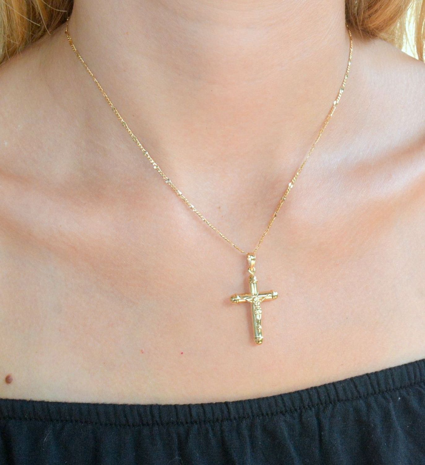 Złota zawieszka 375 krzyżyk z wizerunkiem Jezusa ZA 5545 375. Złota zawieszka krzyżyk. Złoty krzyżyk damski, męski. Zawieszka krzyżyk z wizerunkiem Jezusa. Złoty krzyżyk idealny na prezent (2).jpg